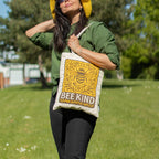Nomad Sari Iconic Toni -kangaskassi – Bee Kind – luonnonvärinen, 10 oz