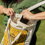 Nomad Sari Iconic Toni -kangaskassi – Bee Kind – luonnonvärinen, 10 oz