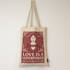 Nomad Sari Iconic Toni -kangaskassi – Love is a Super Power – luonnonvärinen, 10 oz