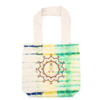 Batiikkivärjätty puuvillakassi (6 oz) – 38 × 42 × 12 cm – Namaste-kädet – monivärinen – luonnonvärinen kahva