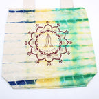 Batiikkivärjätty puuvillakassi (6 oz) – 38 × 42 × 12 cm – Namaste-kädet – monivärinen – luonnonvärinen kahva