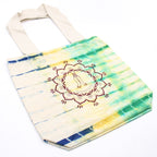 Batiikkivärjätty puuvillakassi (6 oz) – 38 × 42 × 12 cm – Namaste-kädet – monivärinen – luonnonvärinen kahva