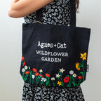 Agnes + Cat Wildflower Garden -kangaskassi – musta
