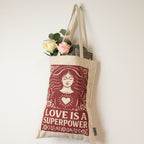 Nomad Sari Iconic Toni -kangaskassi – Love is a Super Power – luonnonvärinen, 10 oz