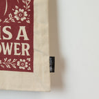Nomad Sari Iconic Toni -kangaskassi – Love is a Super Power – luonnonvärinen, 10 oz