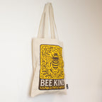 Nomad Sari Iconic Toni -kangaskassi – Bee Kind – luonnonvärinen, 10 oz