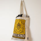 Nomad Sari Iconic Toni -kangaskassi – Bee Kind – luonnonvärinen, 10 oz