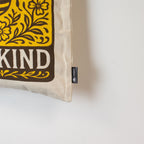 Nomad Sari Iconic Toni -kangaskassi – Bee Kind – luonnonvärinen, 10 oz