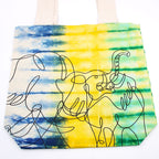 Batiikkivärjätty puuvillakassi (6 oz) – 38 × 42 × 12 cm – norsut – monivärinen – luonnonvärinen kahva