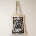 Nomad Sari Iconic Toni -kangaskassi – Nobody Knows 67 – luonnonvärinen, 10 oz