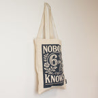 Nomad Sari Iconic Toni -kangaskassi – Nobody Knows 67 – luonnonvärinen, 10 oz